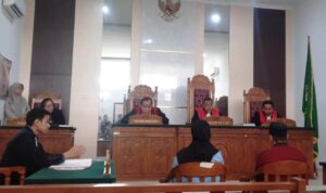 asutri  Robert Suana (41) dan Ghanniy Malik (44) disidangkan di PN Tanjungpinang (Roland/Presmedia)