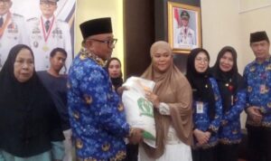 Wali kota Tanjungpinang, Lis Darmansyah saat membagikan secara simbolis kepada warga di Dinsos Tanjungpinang (Roland/ Presmedia)