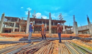 Plt Direktur RSUD Bintan Erice Eka Putri (tengah) dan PPK Proyek Abdul Kamal (kanan) didampingi pengawas proyek sedang meninjau perkembangan proyek Gedung Poli Rawat Jalan RSUD Bintan. (Foto: Hasura/Presmedia.id)