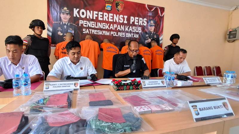 Polres Bintan menggelar konferensi pers pengungkapan kasus perjudian di Aula Satreskrim Polres Bintan.