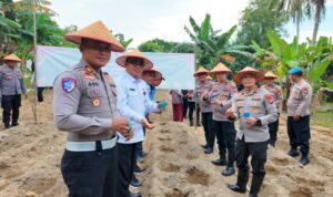 Polresta Tanjungpinang melaksanakan penanaman jagung kuartal III di lahan perhutanan sosial. (Foto: Humas)