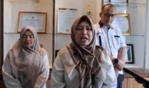 Plt Direktur RSUD Bintan Erice Eka Putri memberikan penjelasan terkait penanganan korban kasus kecelakan. (Foto:Hasura/presmedia.id) 