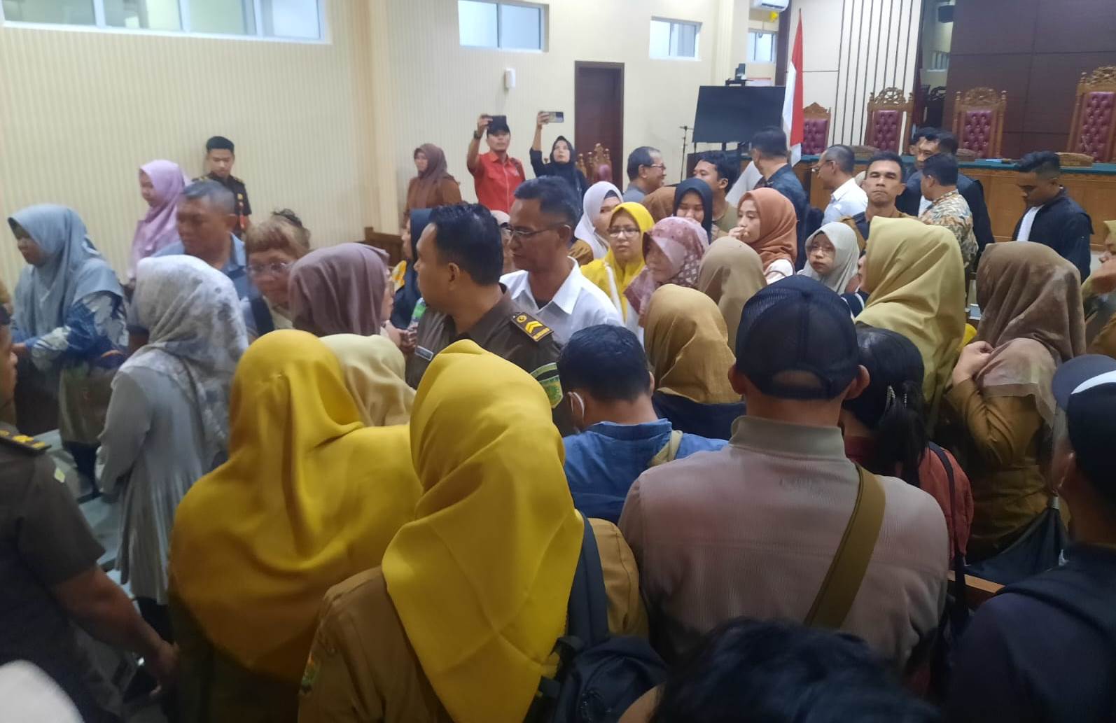 Ruang sidang utama PN Tipikor Tanjungpinang dipenuhi oleh ASN kabupaten Bintan yang ingin melihat dan menyaksikan sidang putusan Ruang sidang utama PN Tipikor Tanjungpinang dipenuhi oleh ASN kabupaten Bintan yang ingin melihat dan menyaksikan sidang putusan. (Foto: Roland/Presmedia.id)