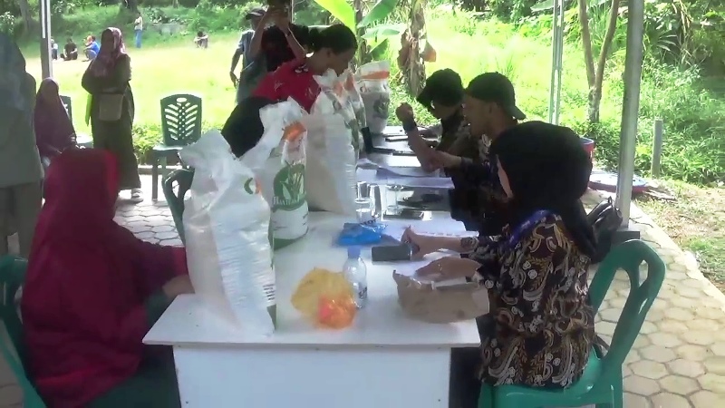 Sejumlah warga saat mengambil bantuan beras pemerintah (CBP) Tahap I di kelurahan melayu kota piring, Jalan Puskesmas, Tanjungpinang. (Foto: Roland/Presmedia.id)