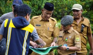 Sekretaris Daerah Kabupaten Lingga, H.Armia saat meninjau lahan sekolah Rakyat yang disiapkan pemerintah Kabupaten Lingga seluas 7 hektar di Dusun Malar, Desa Persiapan Cempaka, Desa Mepar, Kecamatan Lingga, Selasa (01/07/2025).