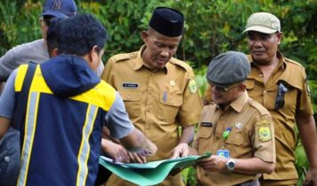 Sekretaris Daerah Kabupaten Lingga, H.Armia saat meninjau lahan sekolah Rakyat yang disiapkan pemerintah Kabupaten Lingga seluas 7 hektar di Dusun Malar, Desa Persiapan Cempaka, Desa Mepar, Kecamatan Lingga, Selasa (01/07/2025).