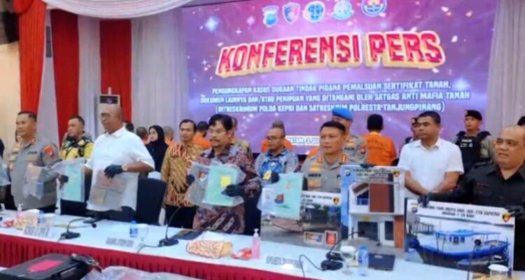Tangkapan layar video konferensi Pers Polda Kepri dalam penetapan tersangka kasus Pemalsuan Sertifikat dan Penipuan di Polda Kepri.