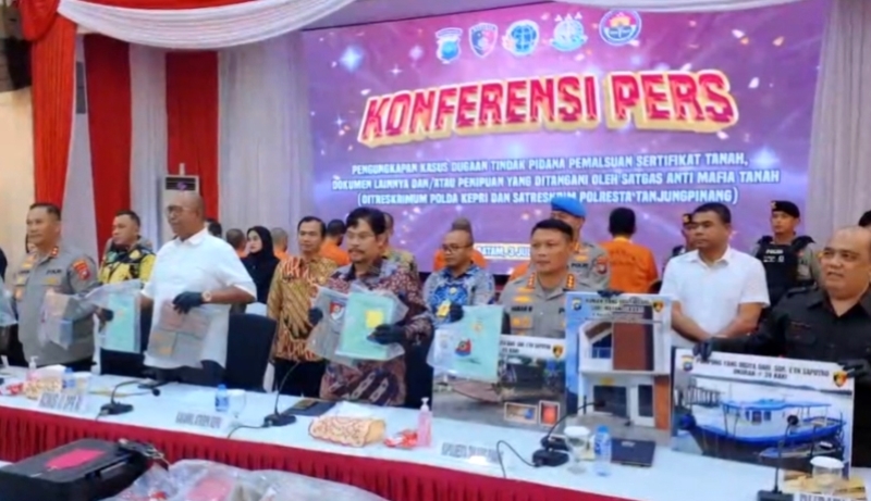 Tangkapan layar video konferensi Pers Polda Kepri dalam penetapan tersangka kasus Pemalsuan Sertifikat dan Penipuan di Polda Kepri.