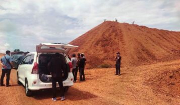 Tim Satgas Devisa Negara saat menelusuri operasi dan stockpile salah satu Eks-Perusahaan Tambang Bauksit di Tanjung Moco-Dompak Tanjungpinang Provinsi Kepri. (Foto: Presmedia.id)
