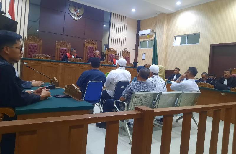 Tujuh terdakwa dugaan korupsi atas kasus dugaan korupsi dana kontribusi wisata mangrove masing masing dengan hukum pidana penjara selama 1 tahun di PN Tanjungpinang Tujuh terdakwa dugaan korupsi atas kasus dugaan korupsi dana kontribusi wisata mangrove masing-masing dengan hukum pidana penjara selama 1 tahun di PN Tanjungpinang. (Foto RolandPresmedia.id)