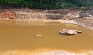 Kondisi waduk PDAM Lingga yang mengalami kekeringan akibat kemarau hingga mengakibatkan, kabupaten Lingga mengalami krisis air bersih. (foto: Aulia/Presmedia)