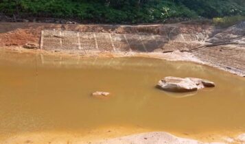 Kondisi waduk PDAM Lingga yang mengalami kekeringan akibat kemarau hingga mengakibatkan, kabupaten Lingga mengalami krisis air bersih. (foto: Aulia/Presmedia)