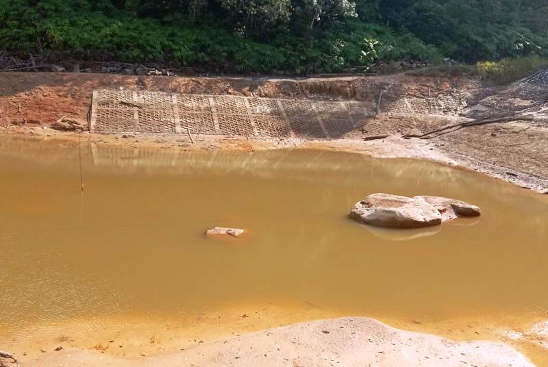 Waduk PDAM Kering Kabupaten Lingga Alami Krisis Air Bersih Akibat Kemarau Kondisi waduk PDAM Lingga yang mengalami kekeringan akibat kemarau hingga mengakibatkan, kabupaten Lingga mengalami krisis air bersih. (foto: Aulia/Presmedia)