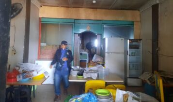 Warga saat melihat dapur rumah makan yang terbakar. (Foto RolandPresmedia.id)