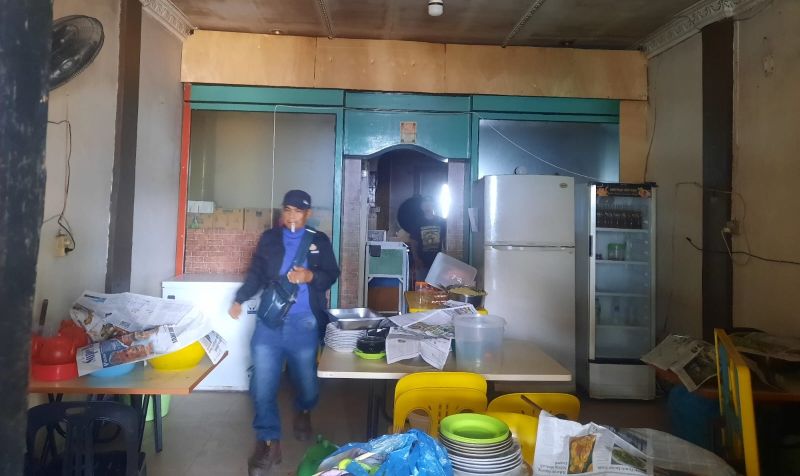 Warga saat melihat dapur rumah makan yang terbakar Warga saat melihat dapur rumah makan yang terbakar. (Foto RolandPresmedia.id)