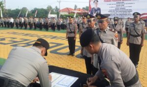 Kapolresta Tanjungpinang Kombes Pol Hamam Wahyudi saat mensertijabkan sejumlah PJU di lapangan Mapolresta Tanjungpinang (Roland/ Presmedia)