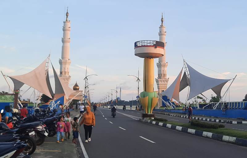 Suasana warga Tanjungpinang saat joging digoreng hari di Jembatan Dompak, Tanjungpinang (Roland/Presmedia)