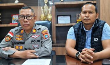 Kapolsek Bintan Timur AKP Khapandi didampingi Kanit Reskrim Polsek Bintan Timur Ipda Daeng Salamun memberikan keterangan resmi terkait pengungkapan kasus pencabulan anak dibawah umur. (Foto Hasura)