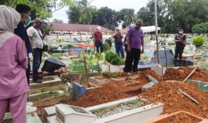 Polisi dan Dokter Forensik Bongkar Makam Kuburan mahasiwa Hf di TPU Km 7 Tanjungpinang(Roland/ Presmedia)