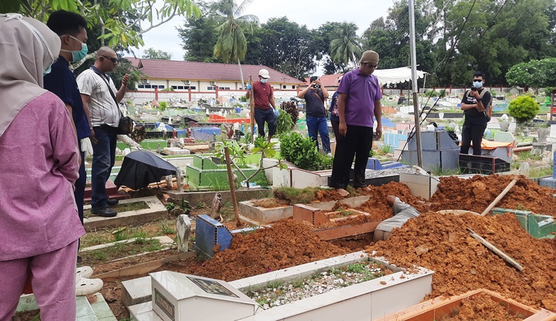 Autopsi Mahasiswa Diduga Gantung Diri Polisi dan Dokter Forensik Bongkar Makam di TPU Km 7 Tanjungpinang Polisi dan Dokter Forensik Bongkar Makam Kuburan mahasiwa Hf di TPU Km 7 Tanjungpinang(Roland/ Presmedia)
