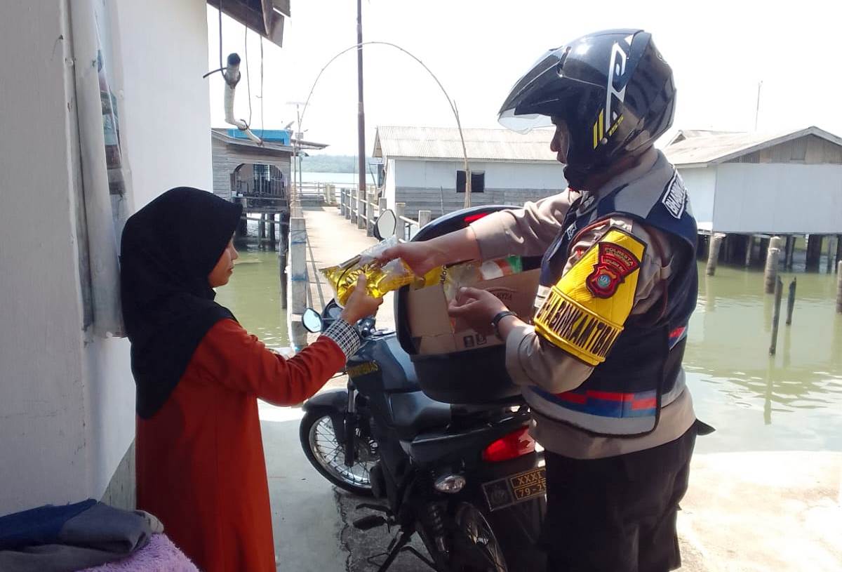 Bhabinkamtibmas Tanjung Unggat Polsek Bukit Bestei distribusikan Kebutuhan Pangan Rumah Ke Rumah warga (Foto:Roland)