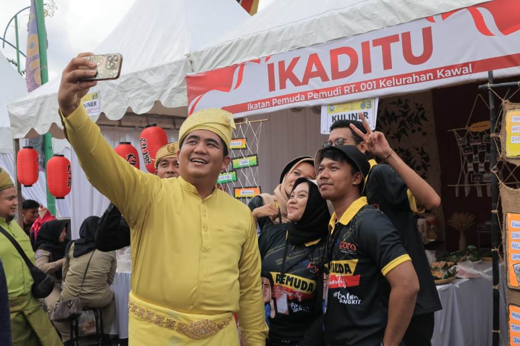 Bupati Bintan Roby Kurniawan saat melakukan Swafoto bersama komunitas pemuda kreatif Bintan (foto:Diskominfo Bintan) 