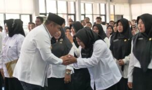 Bupati Bintan Roby Kurniawan saat memberi ucapakan selamat pada ASN saat pengangakatan di Bintan. (Foto: Hasura)
