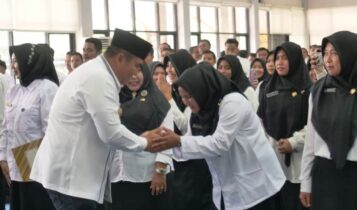 Bupati Bintan Roby Kurniawan saat memberi ucapakan selamat pada ASN saat pengangakatan di Bintan. (Foto: Hasura)