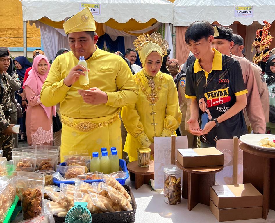Bupati Bintan dan Isteri saat meninjau dan mencicipi produsk UMKM berupa Makanan dan minuman yang dihasilkan Komunitas Pemuda Bintan (Foto: Diskominfo Bintan) 