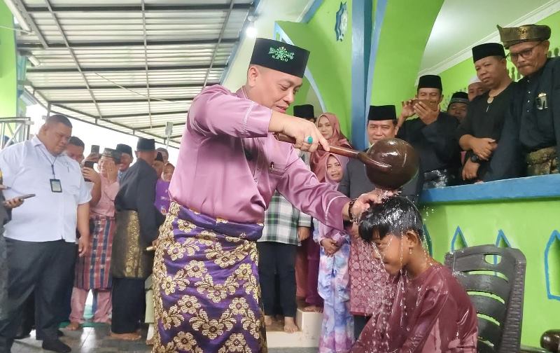Bupati Lingga dan warga Desa Resun lestarikan tradisi Mandi Safar 2025, warisan budaya Melayu sejak era Sultan Riau-Lingga (Foto:Aulia/Presmedia)
