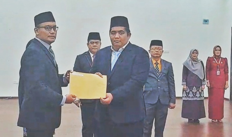 Bupati Bintan Roby Kurniawan melantik Direktur RSUD Bintan dr Tony Masruri. (Foto:Hasura/presmedia)