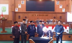 Pimpinan DPRD Tanjungpinang, dan Wali Kota Tanjungpinang Lis, menandatangani Raperda APBD Perubahan Tanjungpinang tahun 2025, di DPRD Tanjungpinang.(Roland/ presmedia)