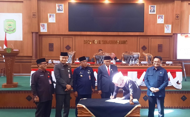 DPRD Tanjungpinang Sahkan Perubahan APBD 2025 Sebesar Rp1088 Triliun Pimpinan DPRD Tanjungpinang, dan Wali Kota Tanjungpinang Lis, menandatangani Raperda APBD Perubahan Tanjungpinang tahun 2025, di DPRD Tanjungpinang.(Roland/ presmedia)