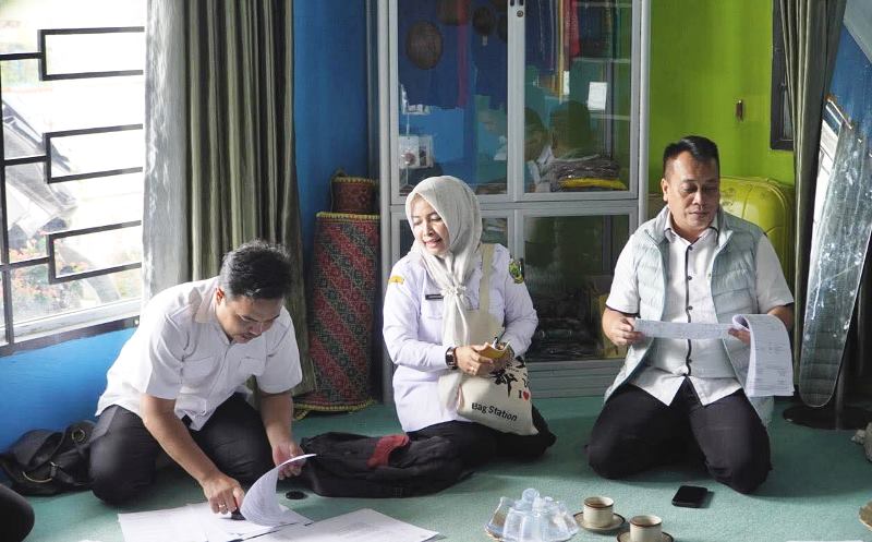 Desa Rantau Panjang Masuk 15 Besar Nasional Desa Berkinerja Baik dalam Penurunan Stunting 2025 Bupati Lingga M.Nizar dan Ketua Penggerak PKK saat melakan pembinaan penuntasan Stunting 2025 di Desa Rantau Panjang, Kecamatan Lingga Utara, Kabupaten Lingga. (Foto:Diskominfo Lingga)