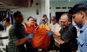 Satreskrim Polresta Tanjungpinang Bersama unit reskrim Polsek Tanjungpinang Timur melakukan evakuasi ke mobil ambulance (Roland/ Presmedia)