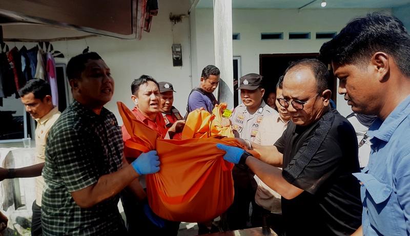 Diduga Depresi Karena Stroke Bapak Dua Anak Di Tanjungpinang Nekat Akhiri Hidup Satreskrim Polresta Tanjungpinang Bersama unit reskrim Polsek Tanjungpinang Timur melakukan evakuasi ke mobil ambulance (Roland/ Presmedia)