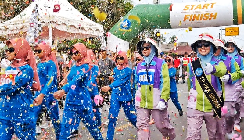 Dilepas Bupati Bintan Ribuan Warga Ikuti Lomba Gerak Jalan Tri Lomba Juang HUT RI ke 80 di Kabupaten Bintan Bupati Bintan Roby Kurniawan melepaskan peserta Gerak Jalan 8 Km di Depan GOR Kawal Kecamatan Gunung Kijang. (Foto Hasura)