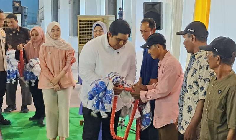Bupati Bintan Roby Kurniawan menyerahkan bantuan jaring udang kepada kelompok nelayan Bintan. (Foto Hasura)