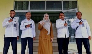 Kabid Budidaya Diskan Bintan Raisa bersama pegawai Lapas Kelas IIA Tanjungpinang siap sukseskan pelatihan budidaya ikan lele. (Foto:Hasura/Presmedia)