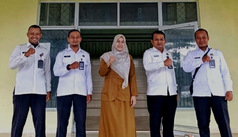 Kabid Budidaya Diskan Bintan Raisa bersama pegawai Lapas Kelas IIA Tanjungpinang siap sukseskan pelatihan budidaya ikan lele. (Foto:Hasura/Presmedia)