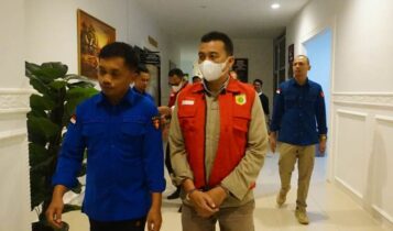 Tersangka kasus dugaan korupsi penyelewengan PNBP jasa kepelabuhanan KSOP Tanjung Uban (Foto:Hasura/Presmedia)