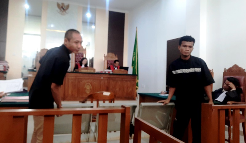 Kedua terdakwa pengedar narkoba ini saat meninggalkan ruangan persidangan di PN Tanjungpinang (Roland/Presmedia)