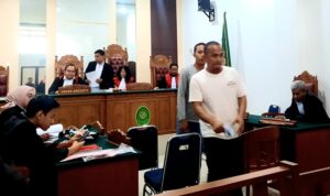Dua terdakwa narkoba, Ahmad Junaidi dan Arif Lamadu dituntut 8 tahun, denda Rp 1 Miliar subsidair 6 bulan di PN Tanjungpinang (Roland/ presmedia)