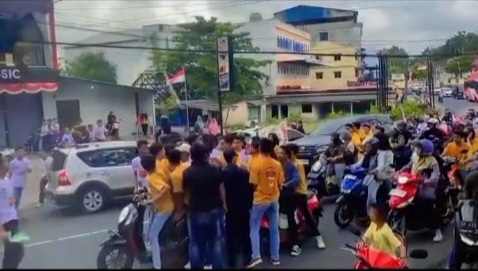 Dua regu lomba gerak jalan kategori 17 kilometer Pemko Tanjungpinang terlibat keributan, di kawasan Jalan MT Haryono, KM 3 Tanjungpinang, Sabtu (23/8/2025) (foto:Video Warga)
