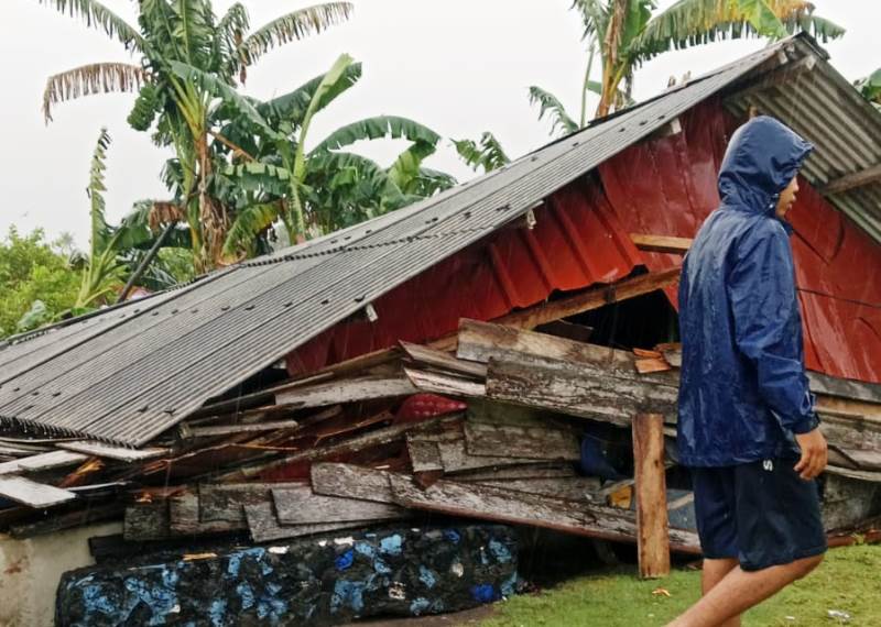 Empat Rumah di Bintan Diterjang Angin Kencang Satu Roboh Total Sebuah Rumah Warga di Jalan Hamidi Desa Pengudang Kecamatan Teluk Sebong roboh hingga rata dengan tanah akibat dihantam angin kencang.(Foto BPBD Bintan)