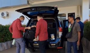 Kasi Pidsus dan Kasi Intel Kejari Bintan baru tiba di Kantor Kejari Bintan usai melakukan penggeledahan dari Kantor KSOP Tanjung Uban. (Foto: Hasura/presmedia)