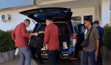 Kasi Pidsus dan Kasi Intel Kejari Bintan baru tiba di Kantor Kejari Bintan usai melakukan penggeledahan dari Kantor KSOP Tanjung Uban. (Foto: Hasura/presmedia)
