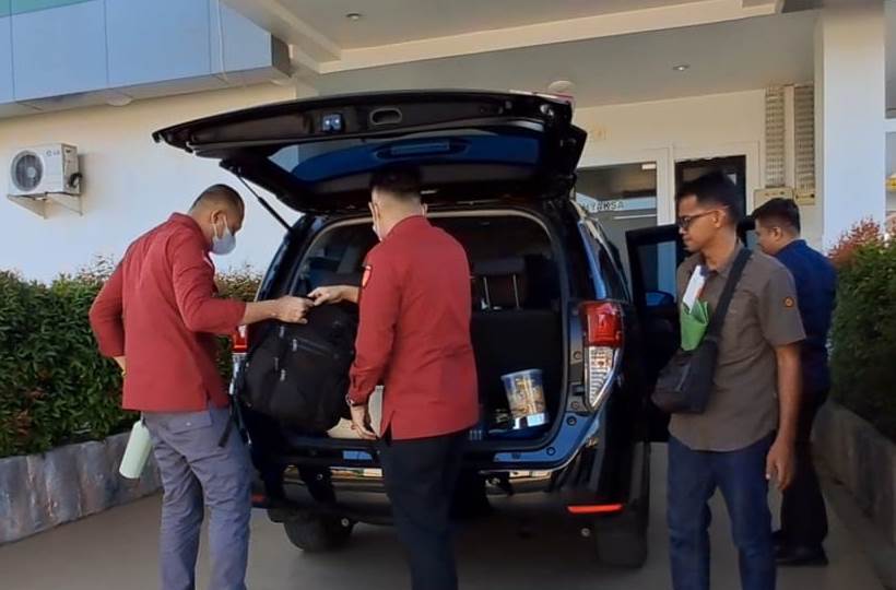 Geledah Kantor UPP KSOP Tanjung Uban Kejari Bintan Amankan Puluhan Dokumen Dugaan Korupsi PNBP Kasi Pidsus dan Kasi Intel Kejari Bintan baru tiba di Kantor Kejari Bintan usai melakukan penggeledahan dari Kantor KSOP Tanjung Uban. (Foto: Hasura/presmedia)