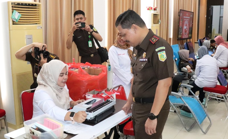 Kepala kejaksaan Tinggi Kepri J. Devy Sudarso saat melakukan peninjauan kegita Donor Darah peringatan Hari Lahir Kejaksaan Republik Indonesia ke-80 Tahun 2025, di Aula Sasana Baharuddin Lopa Kejati Kepri, (Penkum Kejati)