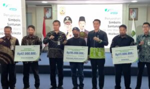 BPJS Ketenagakerjaan Tanjungpinang bersama Pemko Tanjungpinang menyalurkan klaim kepada ahli waris di Aula Kantor Tanjungpinang (Roland/ Presmedia)